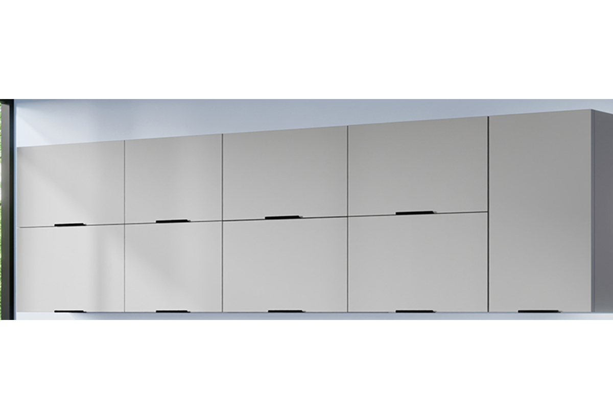 Απεικονίζονται τα κρεμαστά ντουλάπια της έτοιμης κουζίνας.